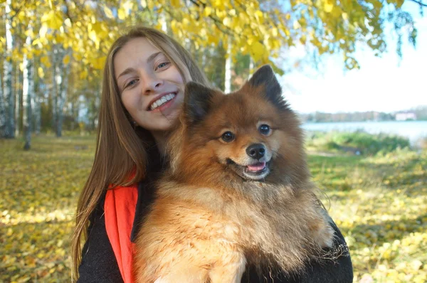 Pasear al perro son mejores amigos, emociones positivas, día de otoño de — Foto de Stock