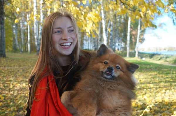 Pasear al perro son mejores amigos, emociones positivas, día de otoño de — Foto de Stock