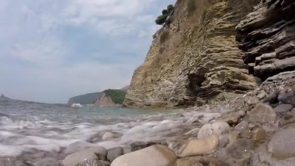 Costa rocosa, ola silenciosa latiendo en la orilla, las rocas — Vídeos de Stock