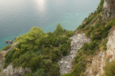 kayalık sahil, uçuruma, mavi deniz görünümü