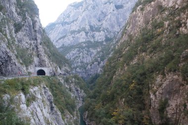 Kanyon, uçurumlar ve yol