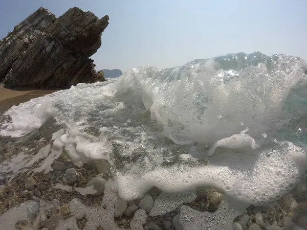 Falaises, vagues mousseuses qui battent sur le rivage — Photo