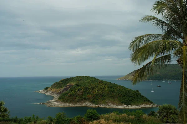 Utsikt över havet och öarna, palm träd grönska — Stockfoto