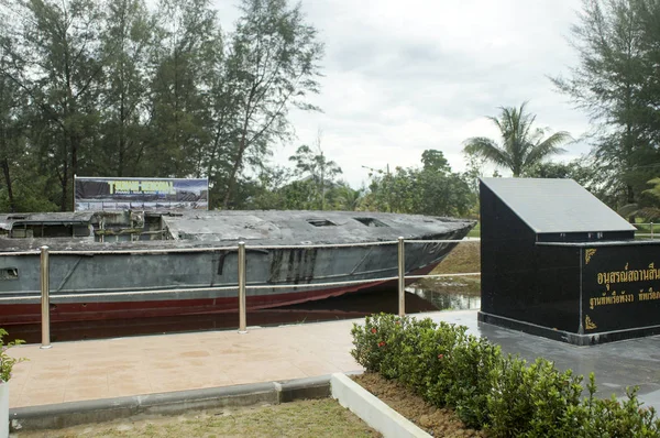 Kriegsschiffe nach dem Tsunami in Thailand. — Stockfoto