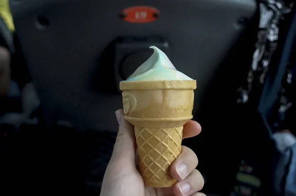 Copa con helado multicolor en primer plano de la mano —  Fotos de Stock