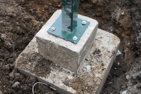 Das Fundament für den Bewehrungszaun — Stockfoto