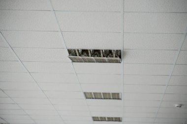 kırık bir tavan lamba tavan inşaatı