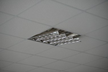 kırık bir tavan lamba tavan inşaatı