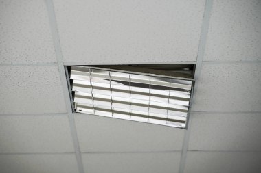 kırık bir tavan lamba tavan inşaatı