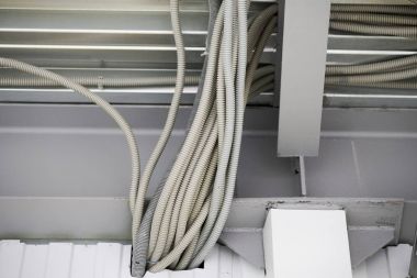 Tavandan kablolama, tavan çerçeve metal profilinde yaptığınız