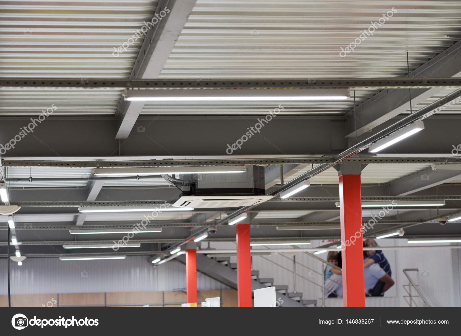 Installation von Leuchten aufgehängt Decke — Stockfoto © anuta-shadow