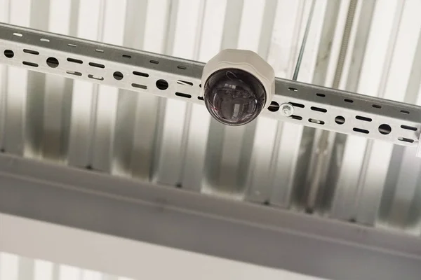 Videoövervakning från taket — Stockfoto