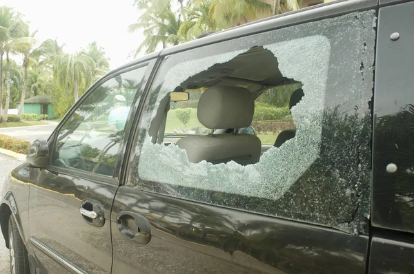 Rozbité zadní sklo v autě, riziko havárie Stock Snímky