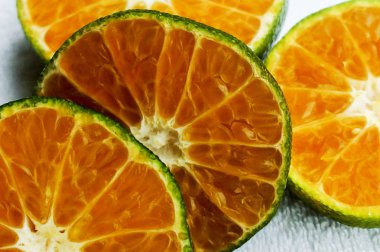 beyaz zemin üzerine yeşil deri ile kırmızı narenciye meyve