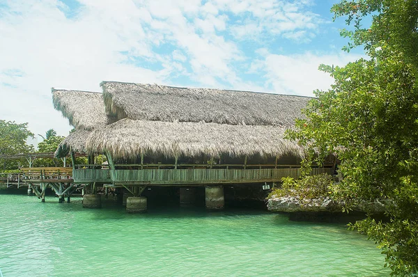 海の上のエキゾチックな小屋 — ストック写真