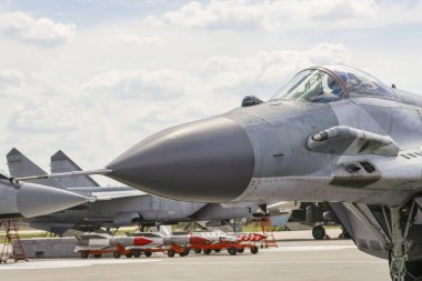 bir savaş uçağı kalkıştan