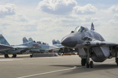 bir savaş uçağı kalkıştan