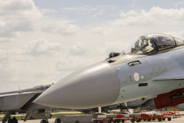 bir savaş uçağı kalkıştan