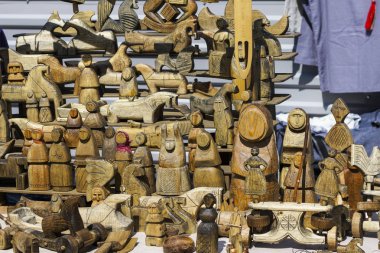 Huş kabuğu el yazmaları ve çevre sofra tahtadan yapılmış el yapımı