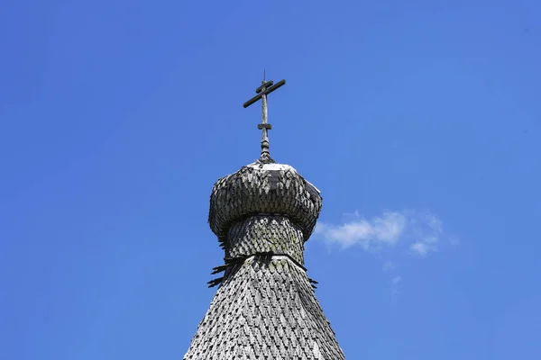 Izba mercantile in Russia e legno Chiesa — Foto Stock