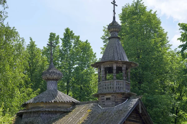 Izba mercantile in Russia e legno Chiesa — Foto Stock