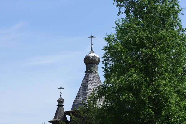 Comerciante izba na Rússia e Igreja de madeira — Fotografia de Stock