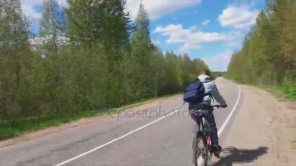 Έφηβος στο ποδήλατο βίντεο — Αρχείο Βίντεο