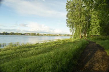 Yaz aylarında gün batımında koşu bandı