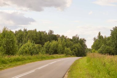 Gün batımında parkta koşu