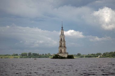 terk edilmiş ve sular altında çan kulesi