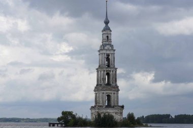 terk edilmiş ve sular altında çan kulesi