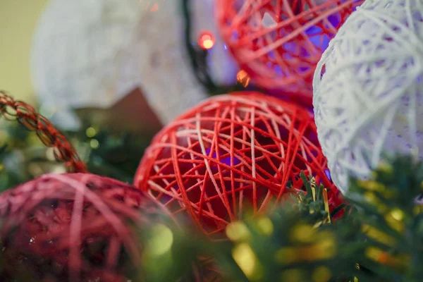 Rood witte ballen van garen in de groene en brandende klatergoud garland, wenskaart voor uw Meesteressen — Stockfoto