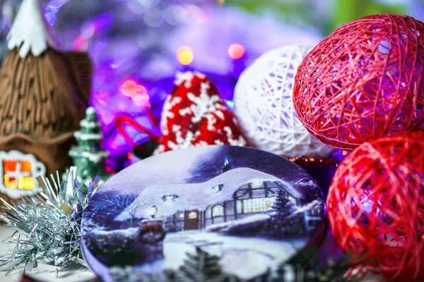 Kerst samenstelling op houten achtergrond met kerstballen en groene tak kerstboom met dennenappels, brandende kaars — Stockfoto