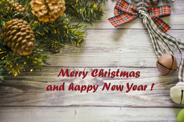 Vánoční blahopřání na dřevěné pozadí vánoční koule a věnec s zvony zelené větve vánočního stromku Stock Fotografie
