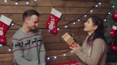 Genç kadın sevgilisi xmas hediye sunma