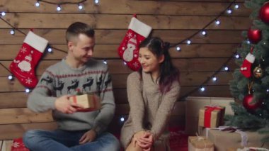 Mutlu delikanlı bir öpücük Xmas hediye alışverişi