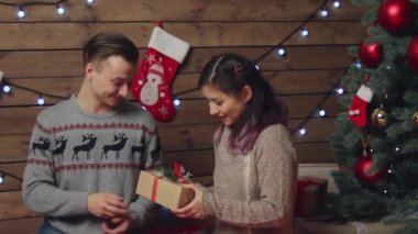 Genç adam bir xmas hediye sevgilisiyle şaşırtıyor