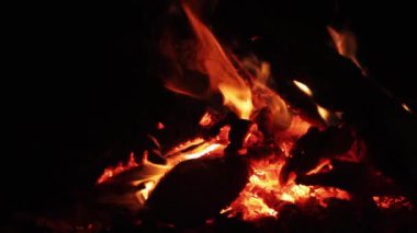 Yaz parlak kamp ateşi