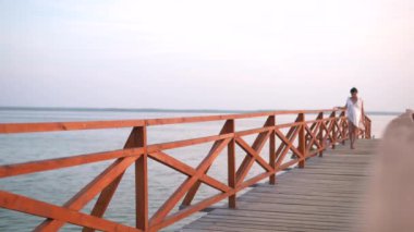 Deniz güzel kız dolgu üzerinde yürüyüş