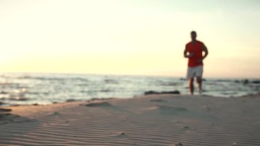 gün batımında koşan adam