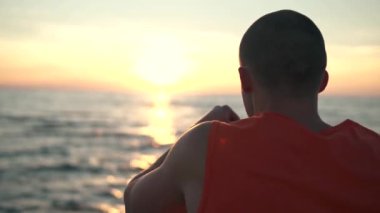 yakışıklı adam gün batımında sahilde boks