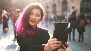 Kentsel bir sokakta bir selfie alarak hippi kız