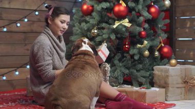 Genç bir kadın onu köpek için bir hediye sunmak