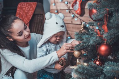 Genç anne ve onun çocuk decoraring xmas ağacı
