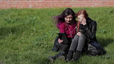 İki frends kız müzik dinleme