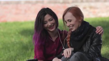 İki en iyi frends kız müzik dinleme