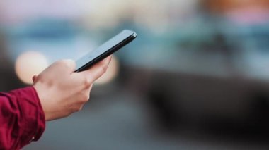 Cep telefonunu kullanan kadın