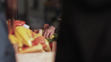 Sebze pazarında tespit kadın