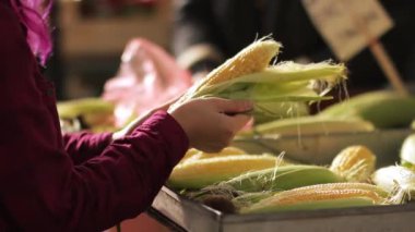 Mısır pazarında tespit kadın