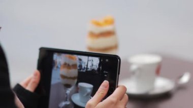 bir kafede cheesecake fotoğrafını çekin